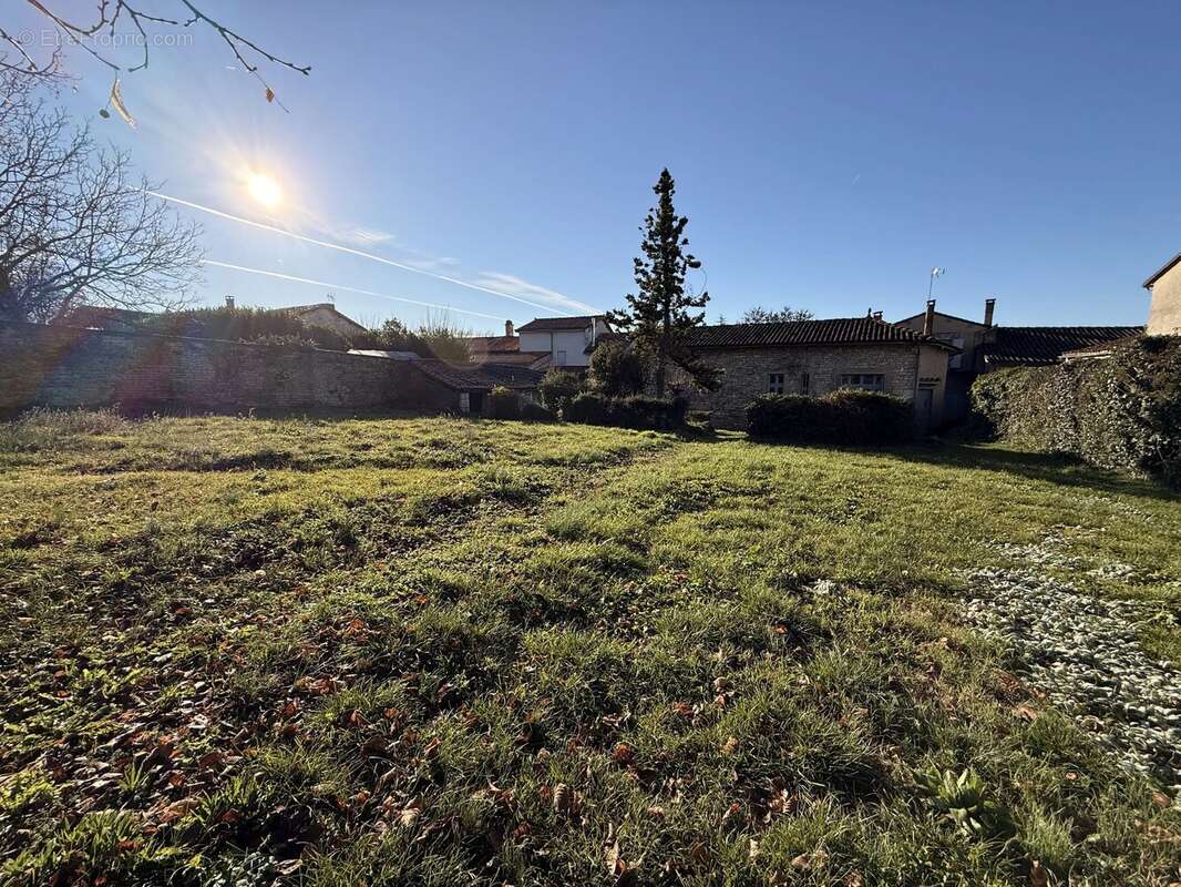 Maison à SALLES-DE-VILLEFAGNAN