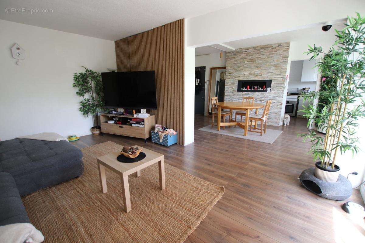 ORLEANS, secteur proche faubourg bannier, à 6' à pied de la gare appartement de plus de 100m2, 3 chambres à rafraichir - photo 2