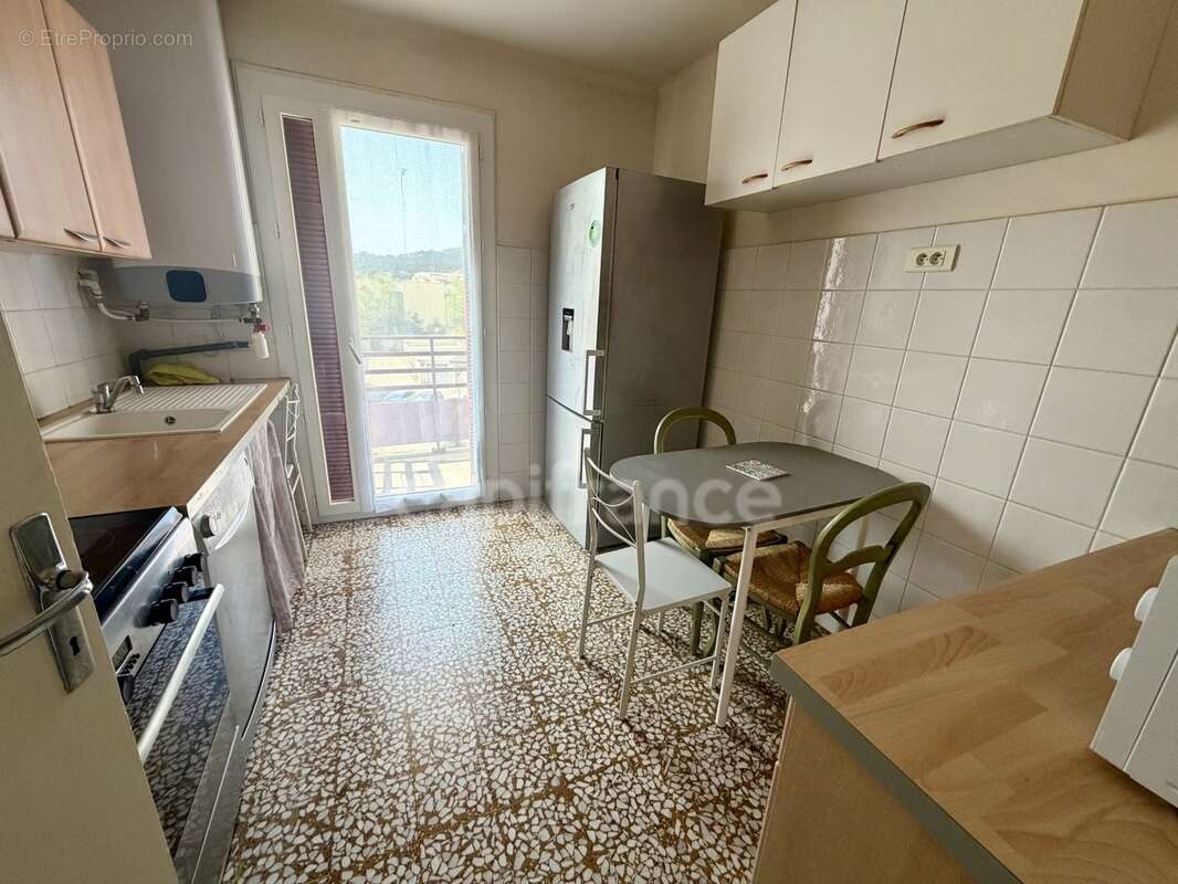 AJACCIO (20), appartement T4, proche centre ville, au sein d'une résidence avec parking, vue dégagée, cave - photo 4