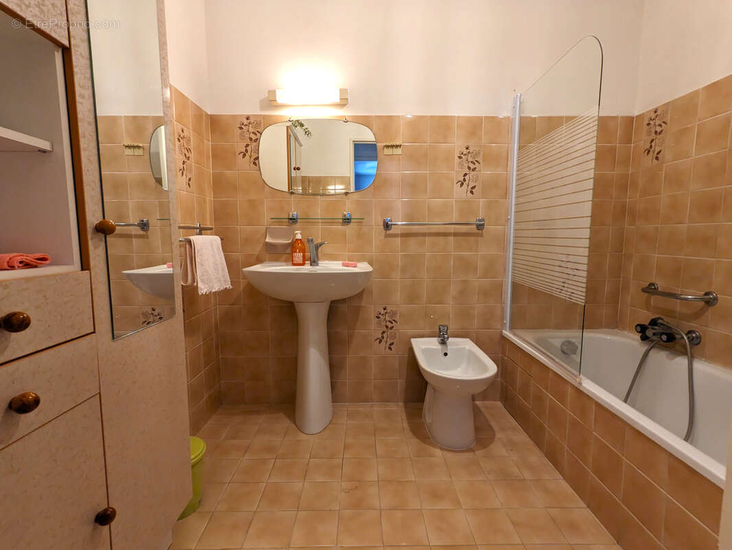 Appartement 3 chambres , dernier étage avec cave et garage. - photo 10