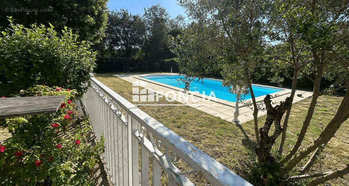 Belle villa rénovée avec piscine sur un terrain arboré de 1 254 m² - photo 3