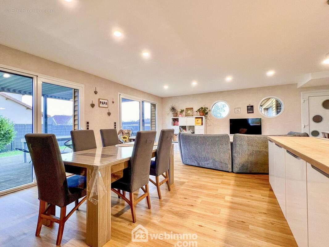 Hublot originaux côté ouest, nonpas pour se sentir dans un bateau mais pour admirer le coucher du soleil - Maison à BRAS-SUR-MEUSE