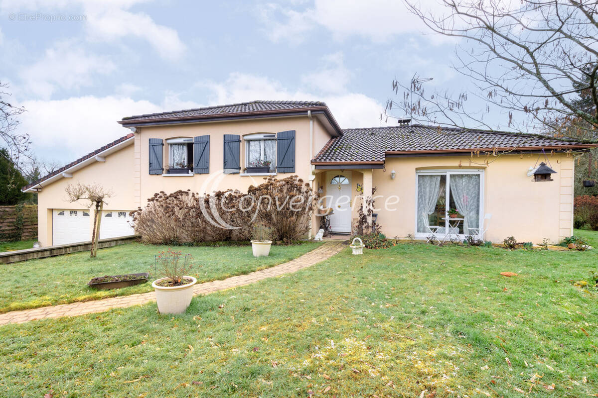 Maison à MAGNAC-BOURG