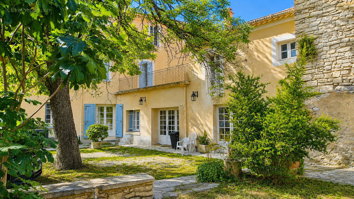 Appartement à PERNES-LES-FONTAINES