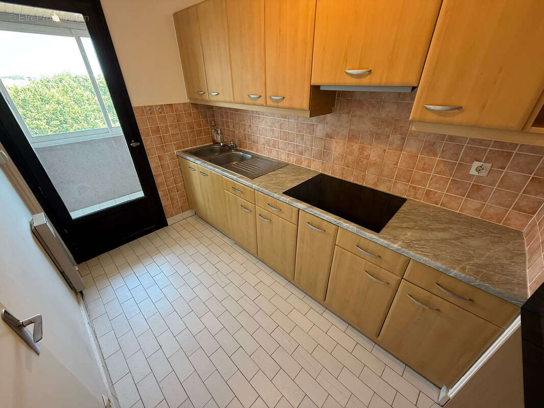 Appartement 2 pièces 7ème et dernier étage - Parking et cave privés - photo 4