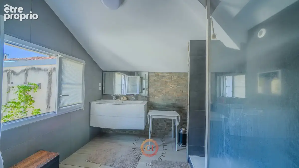 Dans le centre de Riom, une charmante maison d'environ 207m2 avec terrasse intérieure - photo 7