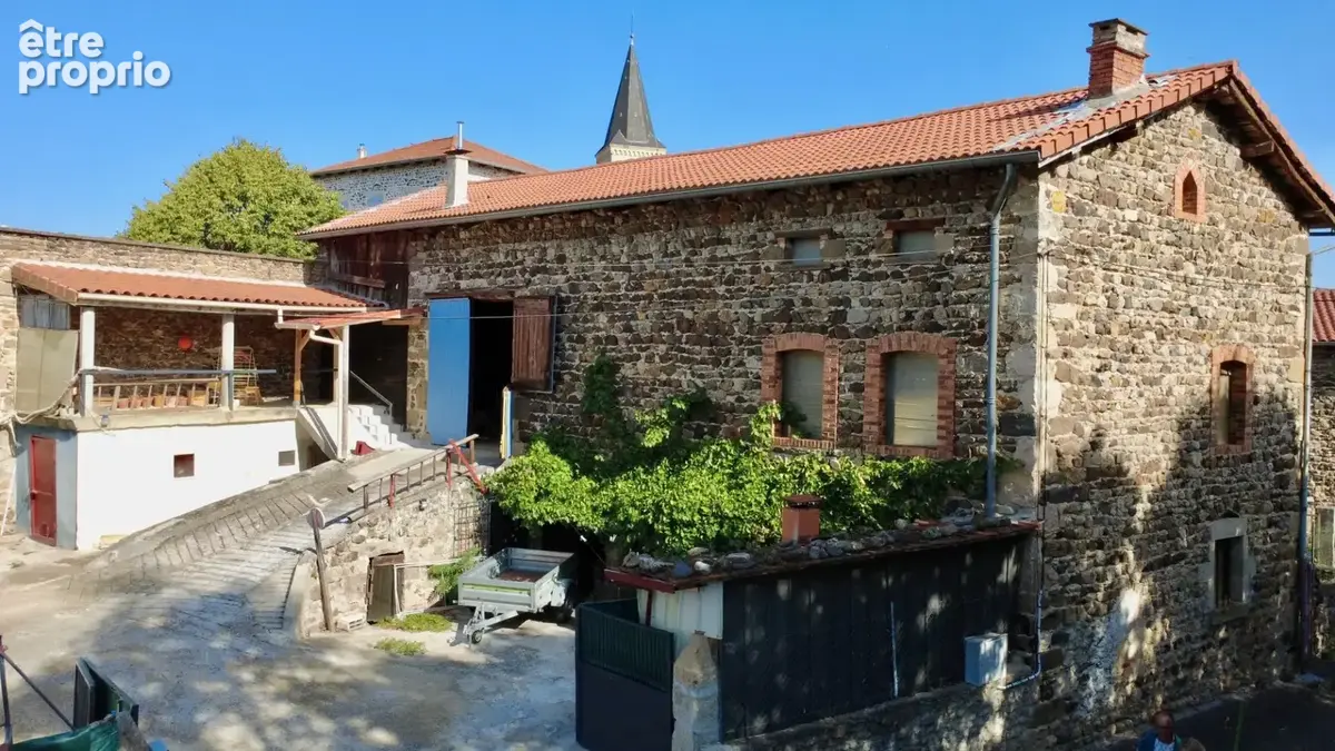 Un véritable petit fief en pierre, à l’abri des regards, offrant un cadre rare et un beau potentiel d’aménagement - photo 2