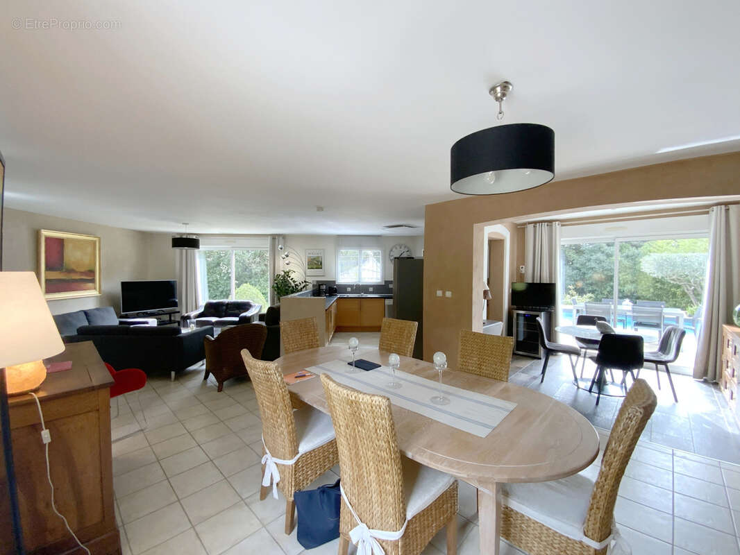Villa de plain pied sur un magnifique terrain arboré avec piscine. - photo 5