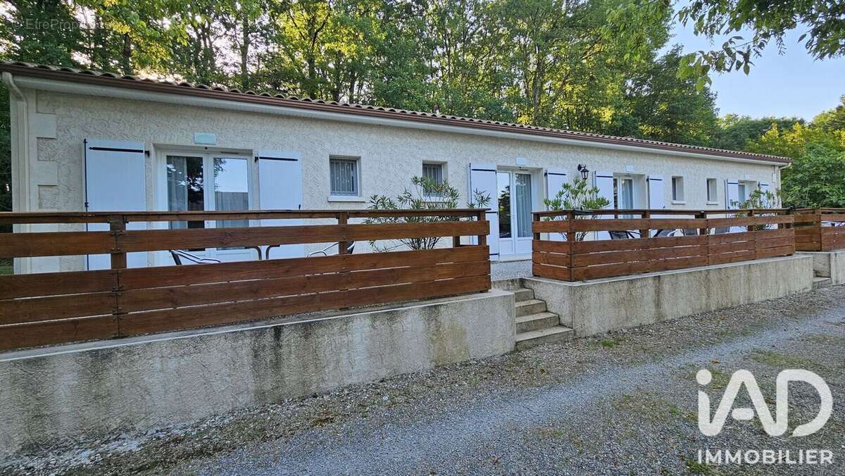 Appartement 440 m² à Dirac  - photo 2