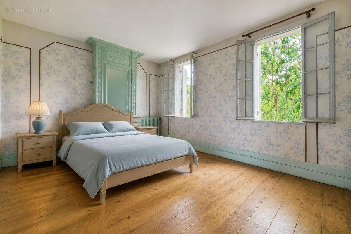 Maison 8 pièces de 400 m2 située à Saint-Médard-de-Guizières - photo 9