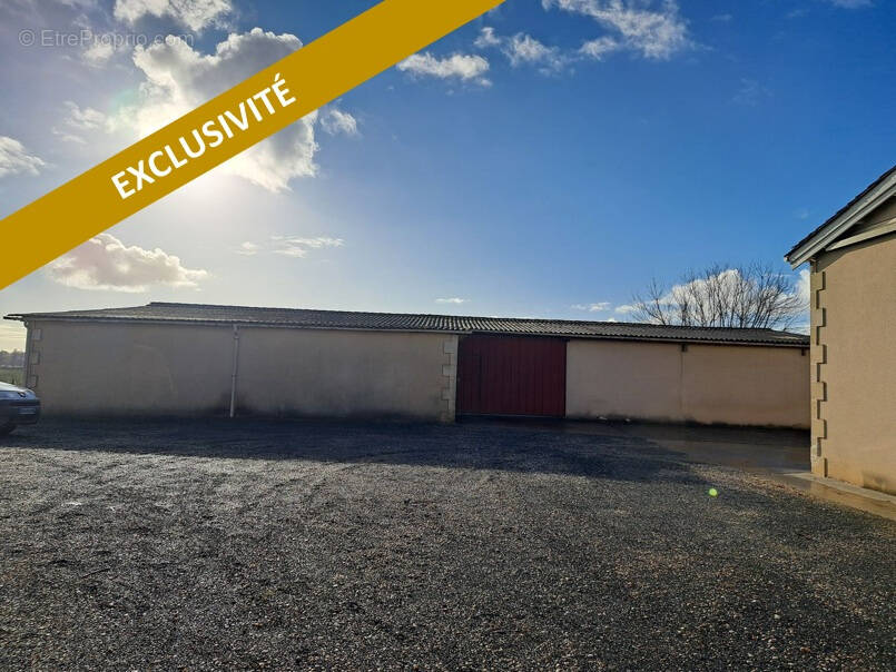 Parking à SAINT-MACAIRE