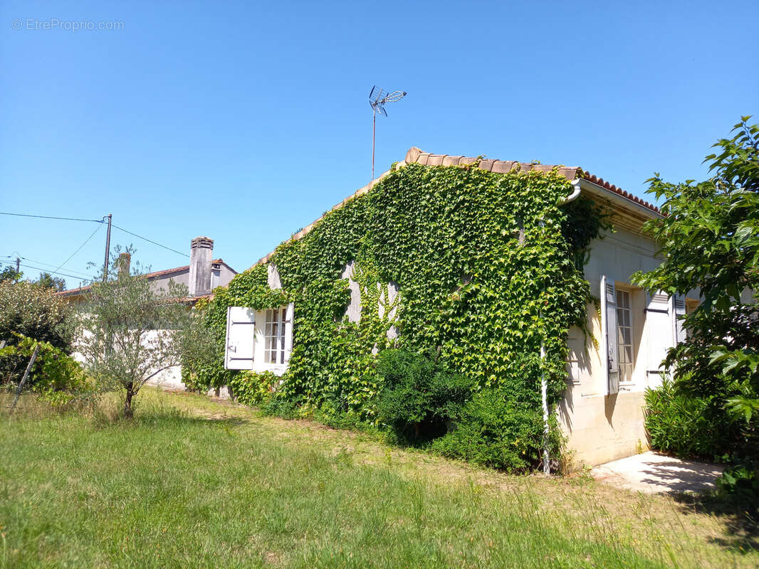 Maison à SAINT-CHRISTOLY-DE-BLAYE