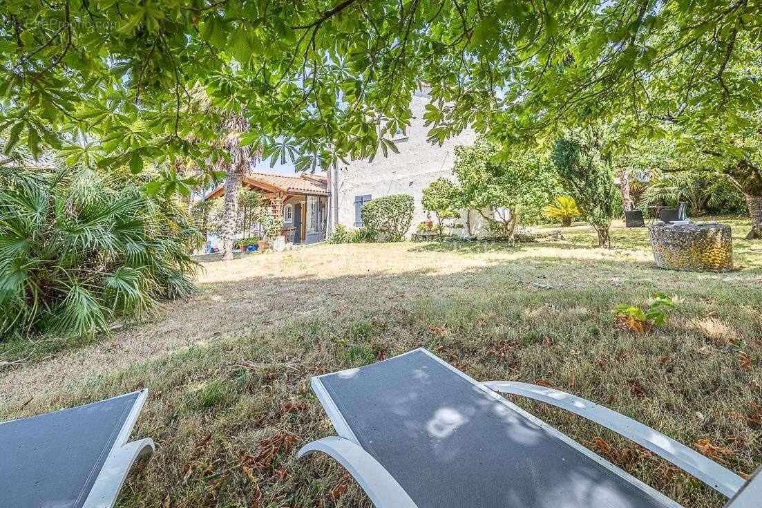 ***** Maison de caractère prête à vivre, rénovée énergétiquement, 2 chambres, joli jardin ***** - photo 15