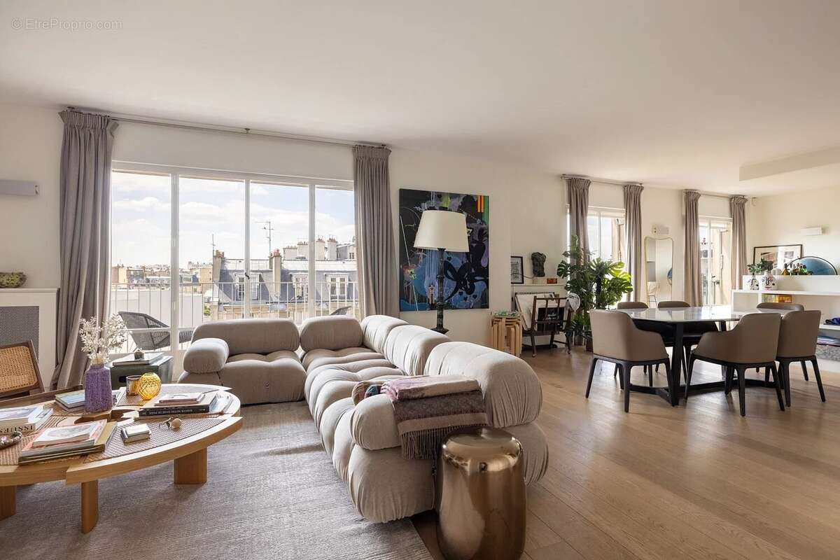 Appartement à PARIS-16E