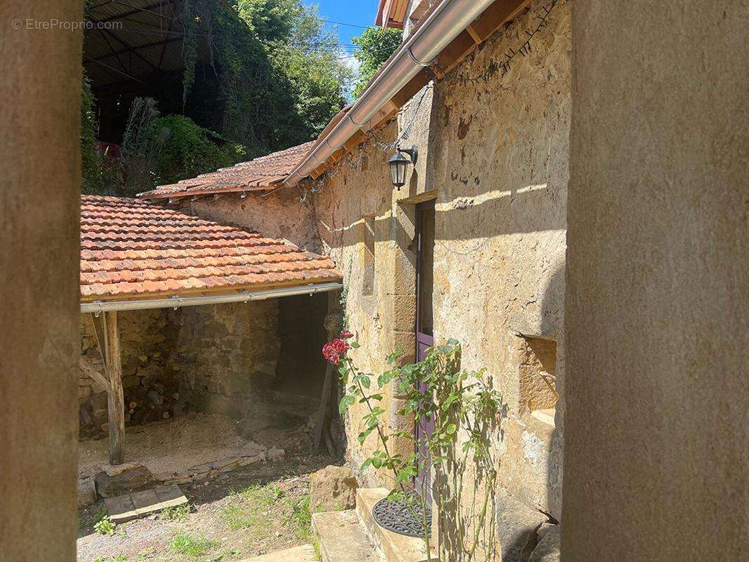 Maison authentique du XVIIIe siècle avec trois grandes granges, belle vue et terrain de 1,4 hectare - photo 17