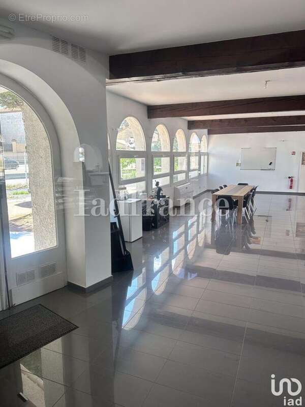 Photo 2 - Commerce à VILLEMOLAQUE