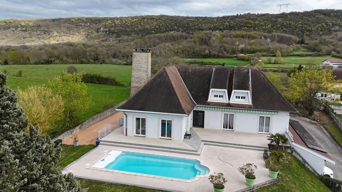 Maison à LEYRIEU