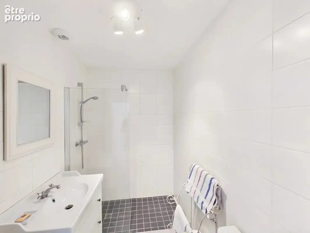 Belle maison de plain-pied avec piscine et jardin - photo 10