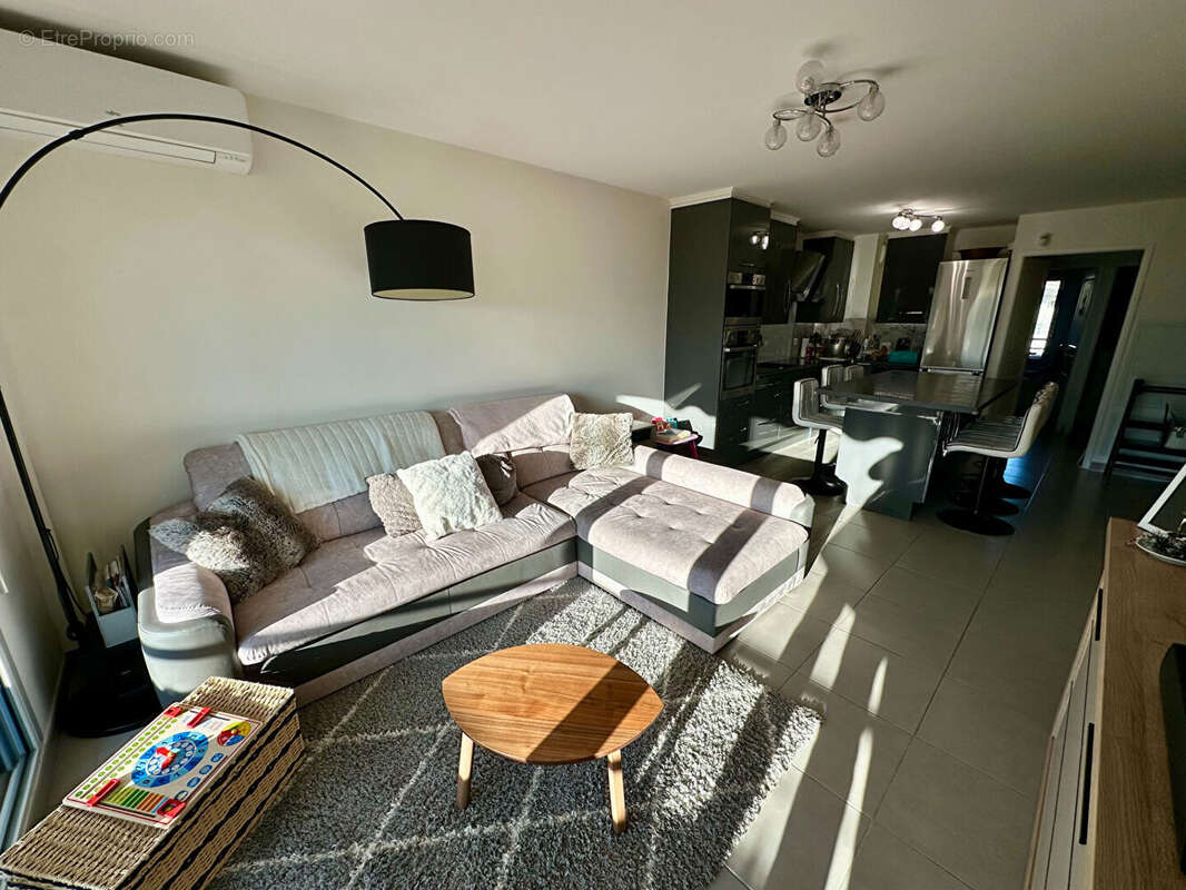 Appartement à LA ROQUETTE-SUR-SIAGNE