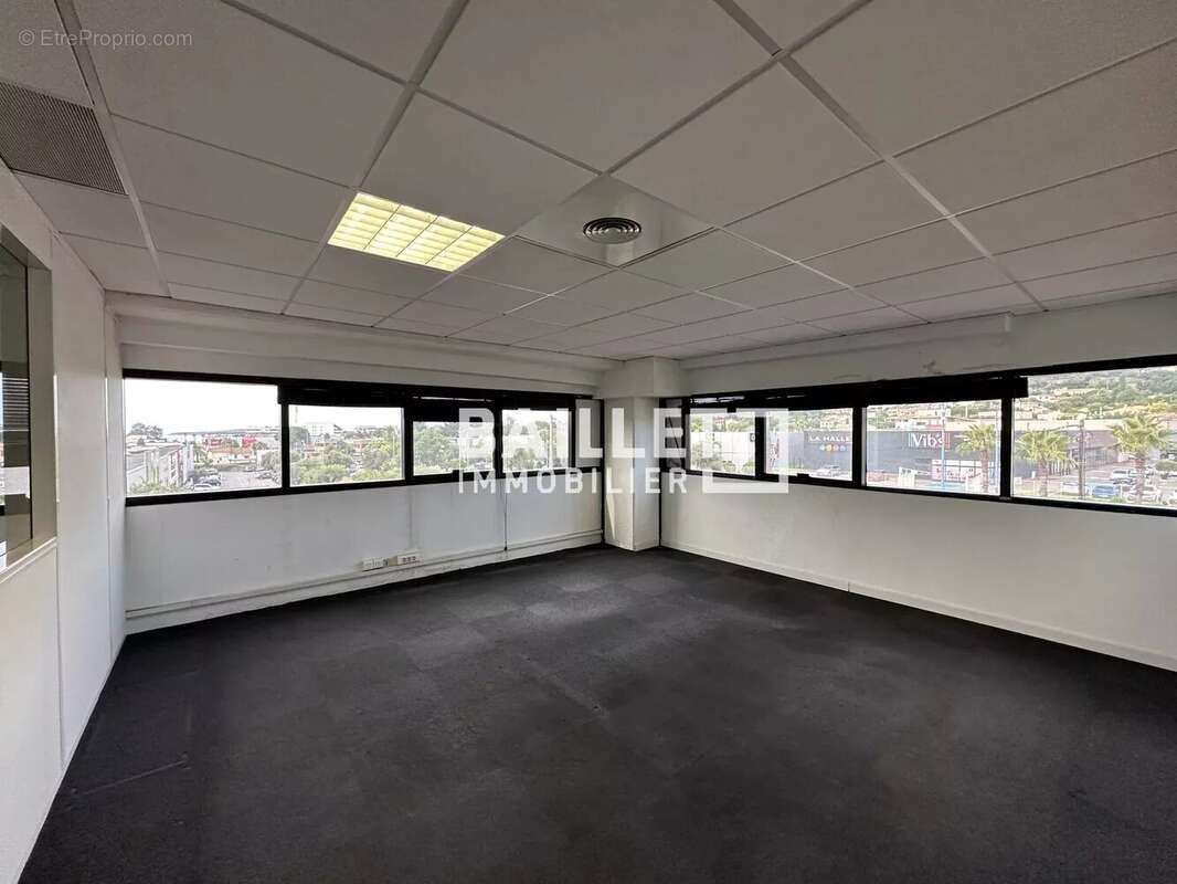 Commerce à VILLENEUVE-LOUBET