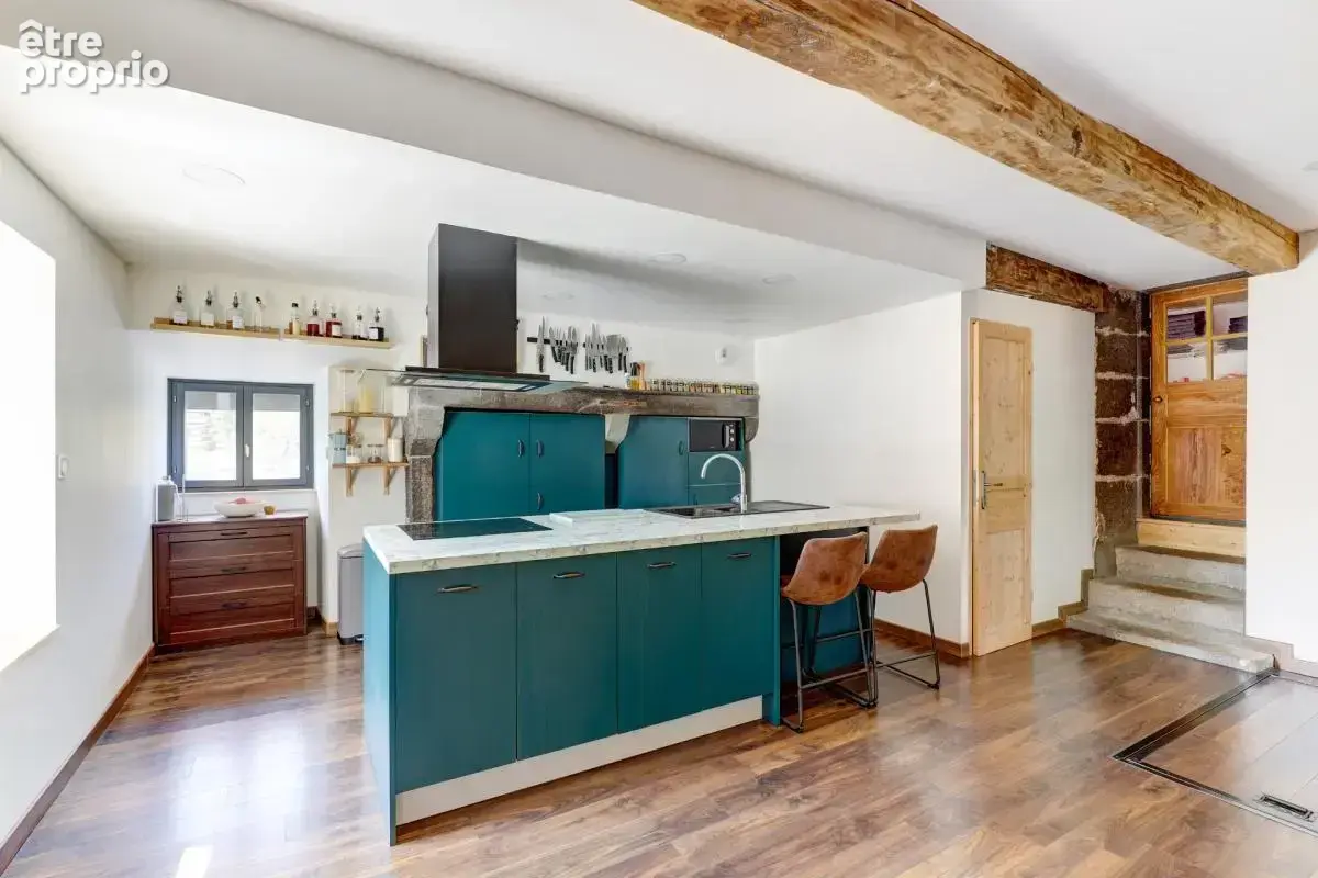 Propriété de caractère de 290 m² bâtis, Saint-Pierre-Roche — Maison rénovée 130 m² + grange de 160 m² à restaurer - photo 9