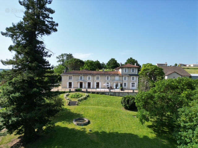 facade - Maison à CHALAIS