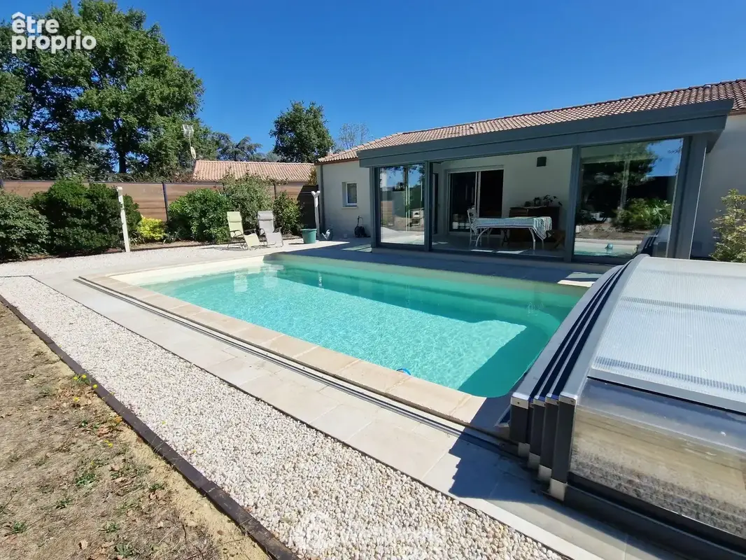 Piscine et véranda à l'arrière - Maison à LES CLOUZEAUX