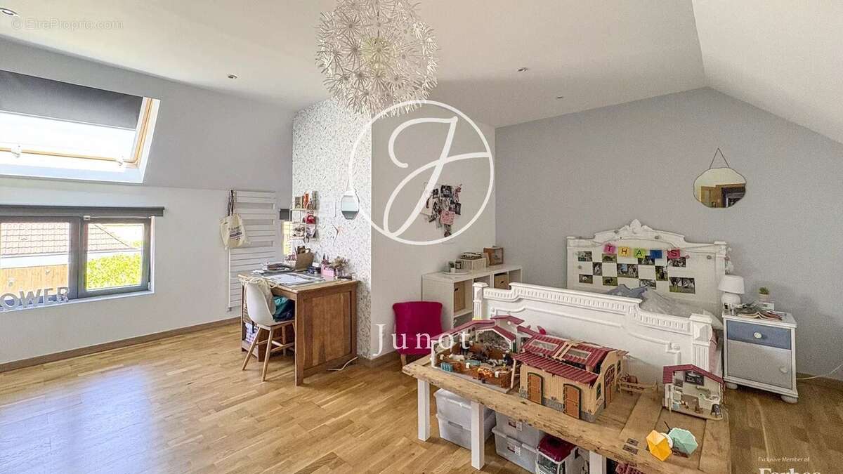 Sailly-lez-lannoy - Ferme rénovée à vendre - 10 pièces - 334m² et 180m² de dépendance - 7 chambres - Piscine - Garage - photo 10