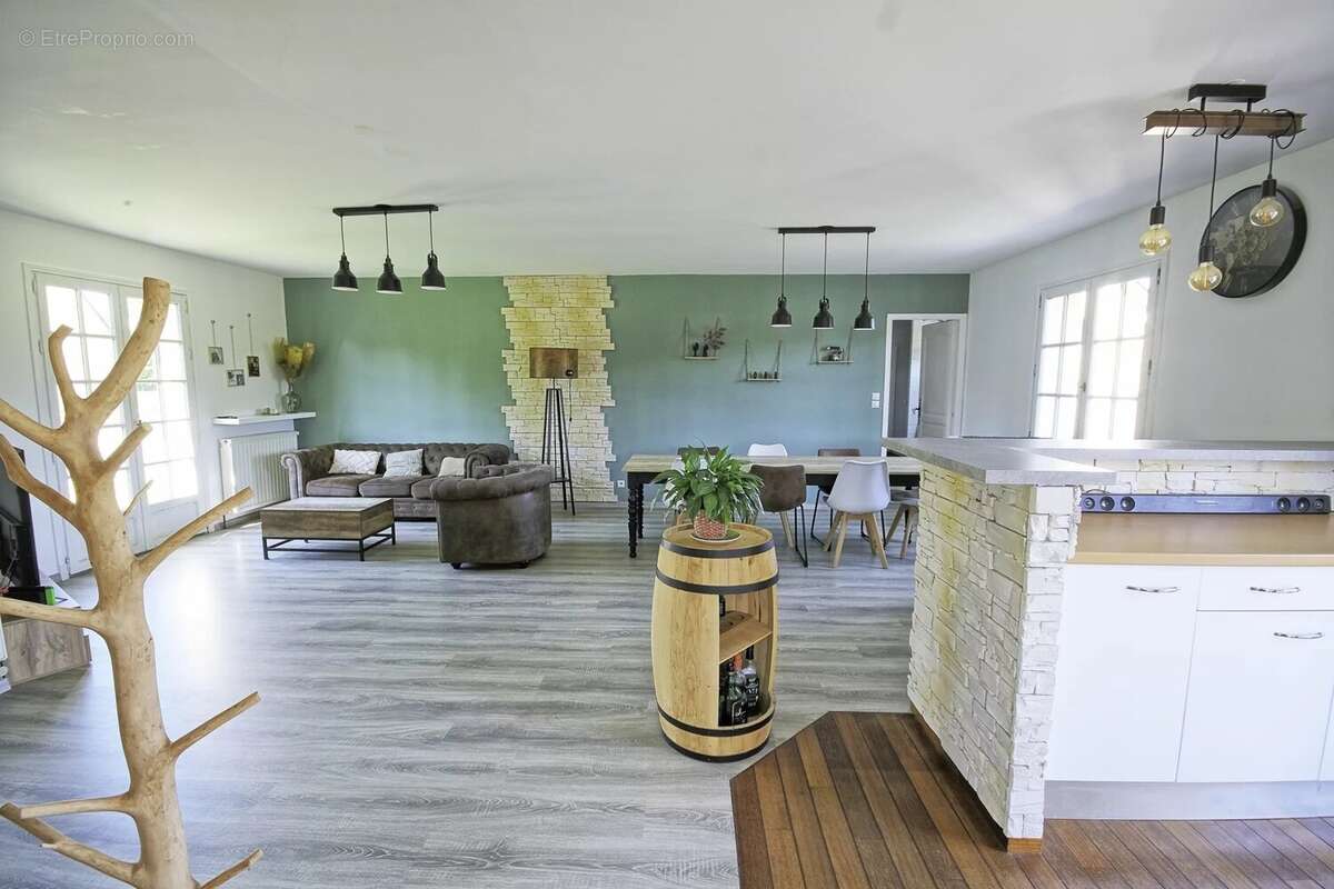 MOULINS EN BESSIN - Ensemble immobilier (maison & dépendance) - photo 6