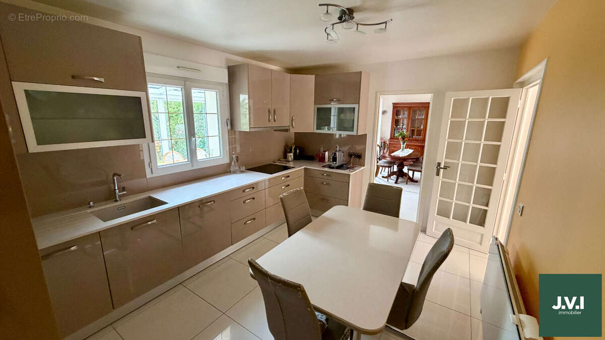 A VENDRE GROSLAY Maison 8 pièces 212 m² - photo 5