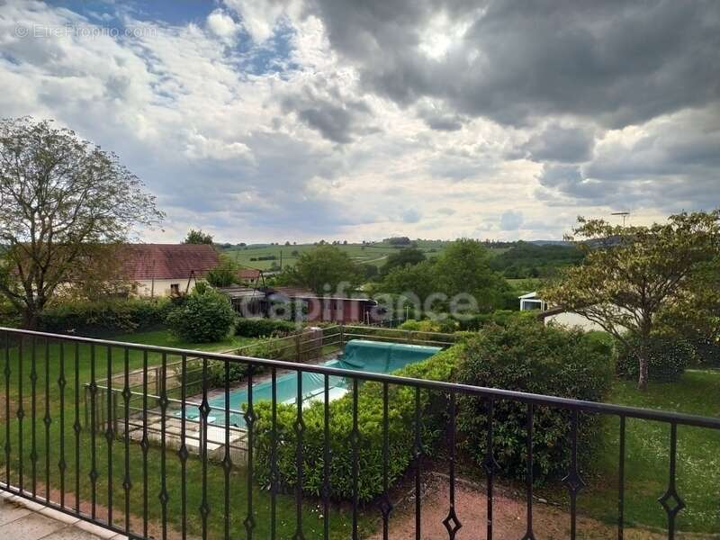 Maison familiale de plus de 220 m² avec 5 chambres, piscine, sauna, terrain clos, vue dégagée - photo 7