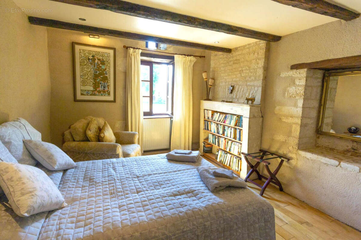 CHAMBRE - Maison à SALLES-DE-VILLEFAGNAN