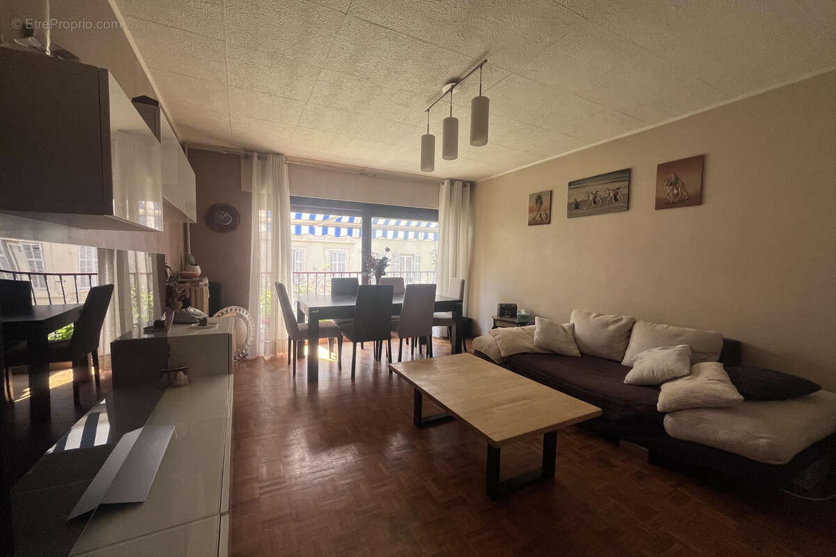 Appartement T3 avec balcon, place de paking et cave . Désirée Clary 13003 Marseille - Appartement à MARSEILLE-3E