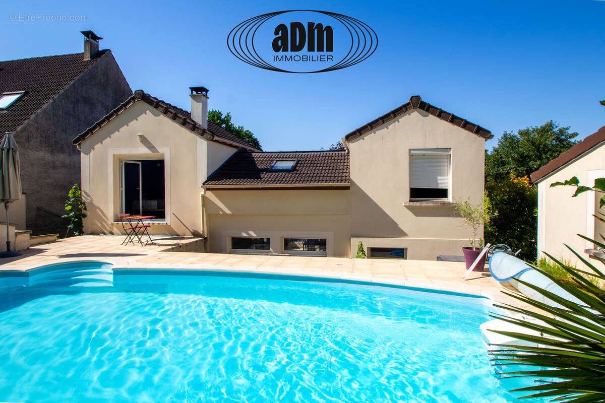 Maison familiale rénovée avec piscine, dépendance et garages sur un terrain de 1 376 m2 - photo 17