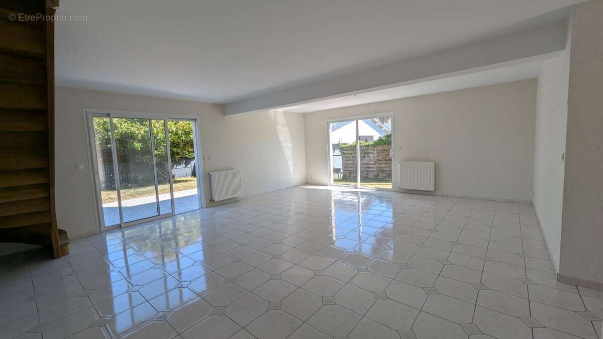 Maison À Vendre 121 m² - photo 2