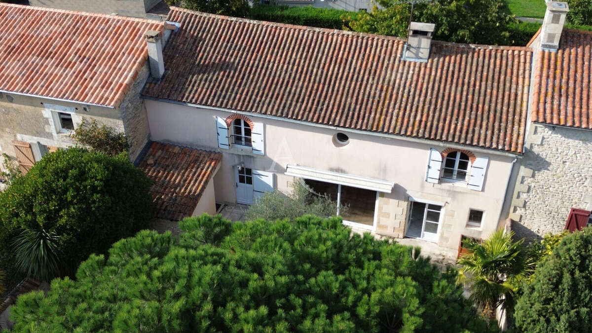 Vouille - longere - 174m2 - beaux volumes - au calme - photo 2