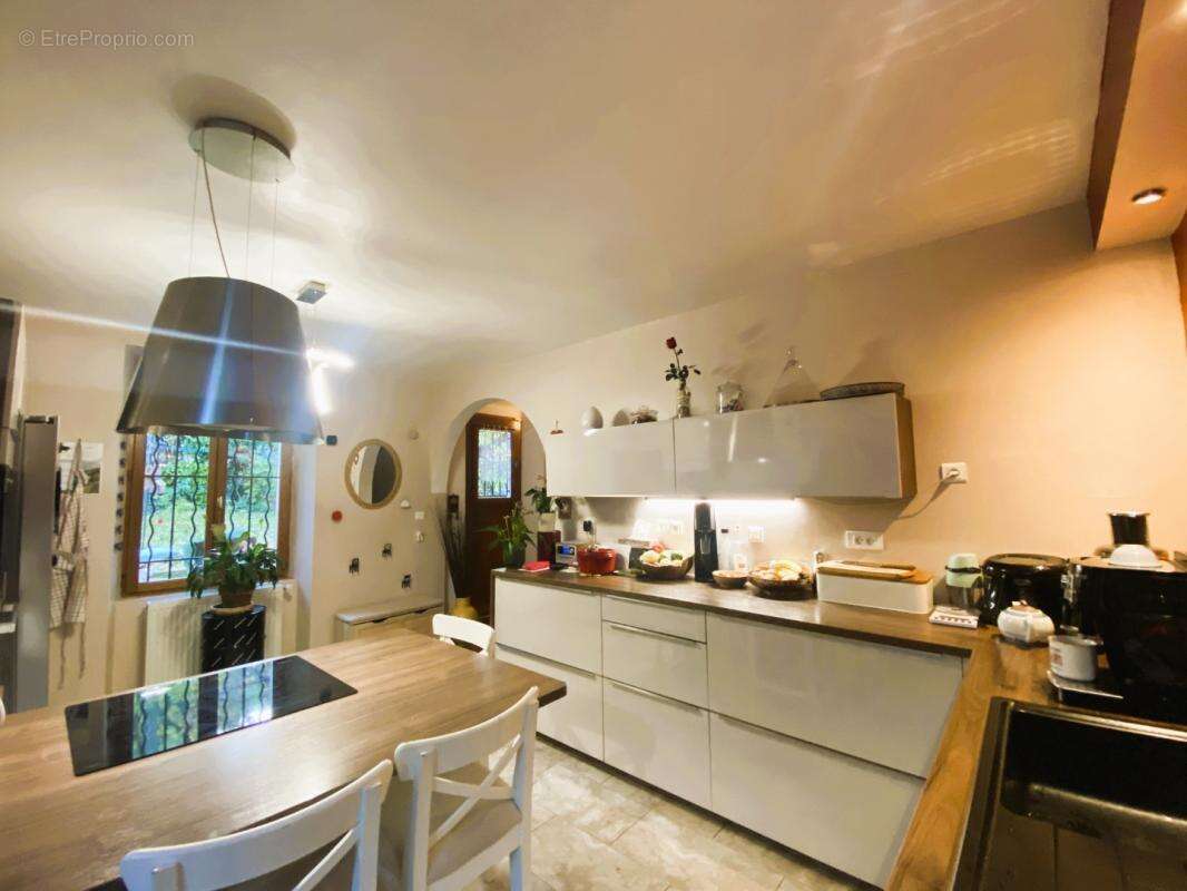 Maison à LE PUY-SAINTE-REPARADE