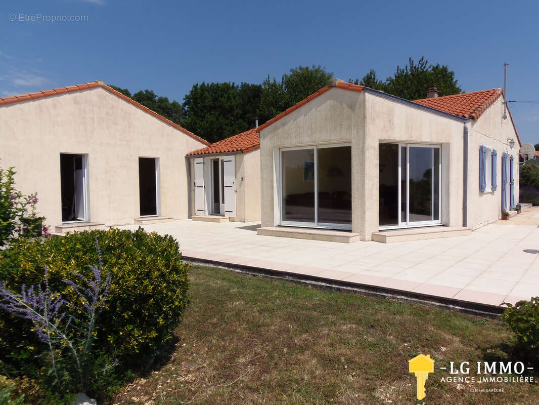 Maison de plain pied avec 4 chambres piscine et belle vue sur l'estuaire de la Gironde. - photo 3