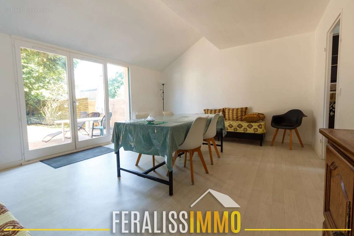 Emplacement recherché, 4 chambres et beau potentiel ! - photo 3