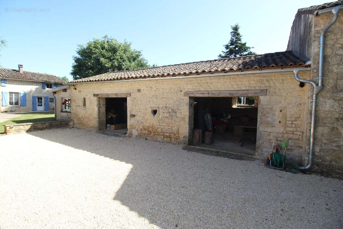 Charmante propriété de caractère comprenant trois chambres, une grange et une piscine chauffée - photo 18