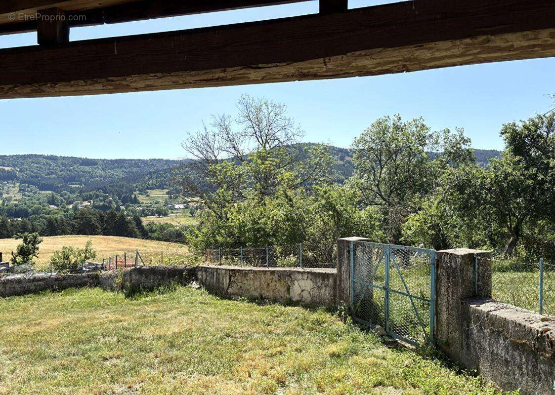 SAINT ANTHEME 63660 Fermette en pierre à rénover 110 m² au sol sur 1000m² de terrain - photo 4