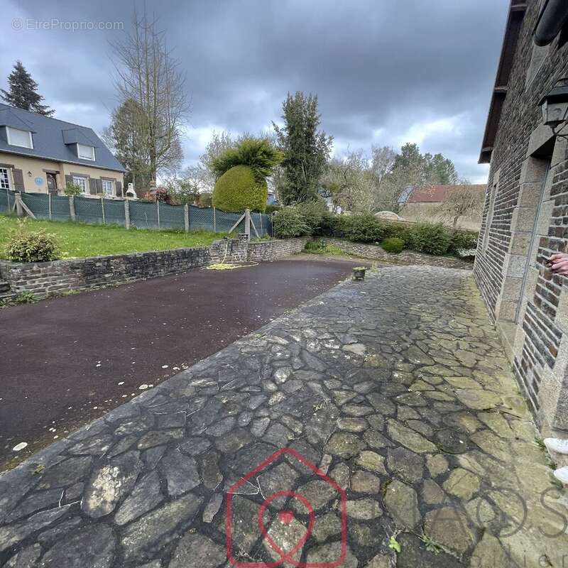 Maison à SAINT-HILAIRE-DU-HARCOUET