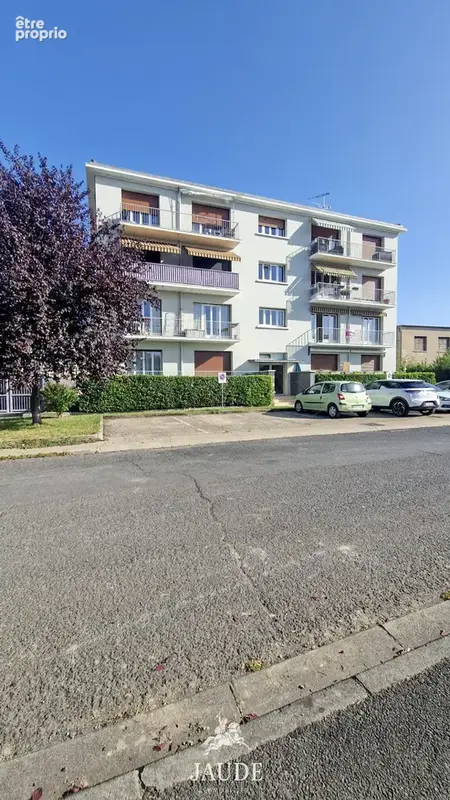 Issoire spacieux appartement t4 de 101 m2 à rafraîchir avec balcon,cave et vue sur l’abbatiale - photo 3