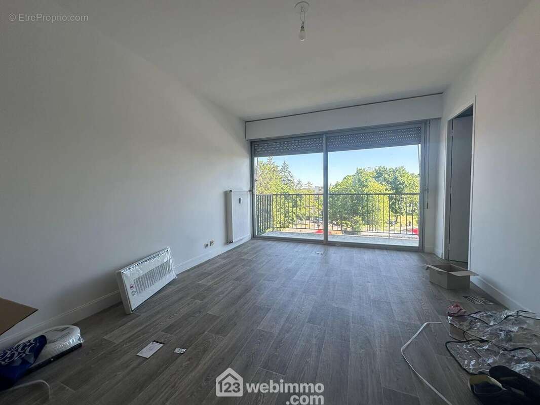 Un salon lumineux avec accès sur ... - Appartement à LAON