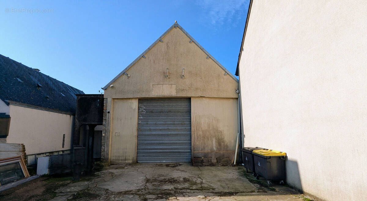 Parking à MONTEBOURG