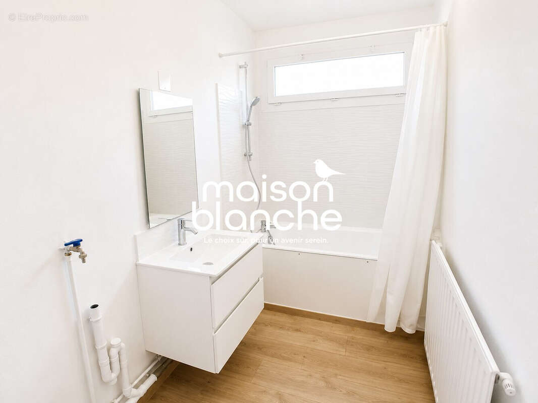 Appartement 57 m² à Parthenay  - photo 2