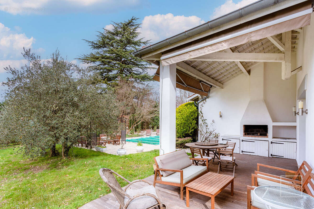 SAINT CYR AU MONT D'OR, Maison de 240m² sur 3200m² de terrain plat, arboré et clos - photo 2