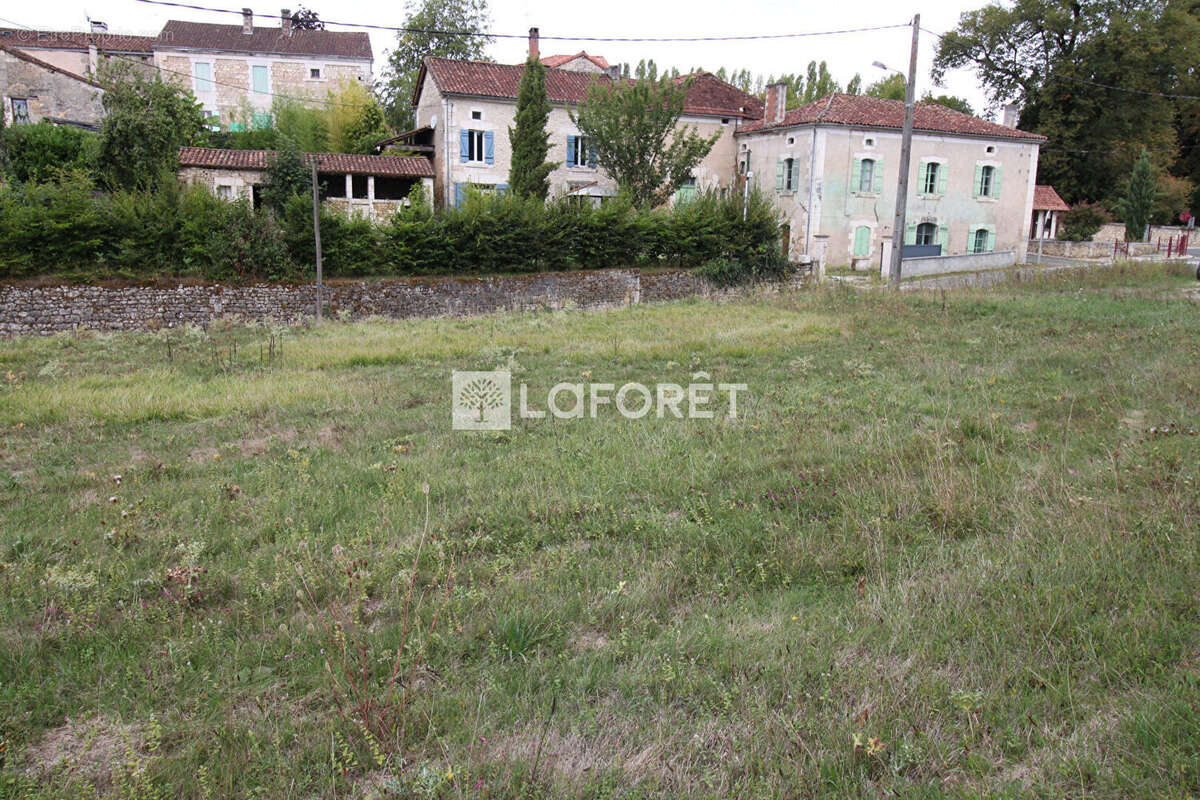 Terrain La Chapelle-faucher 1390 m2 constructibles - photo 6