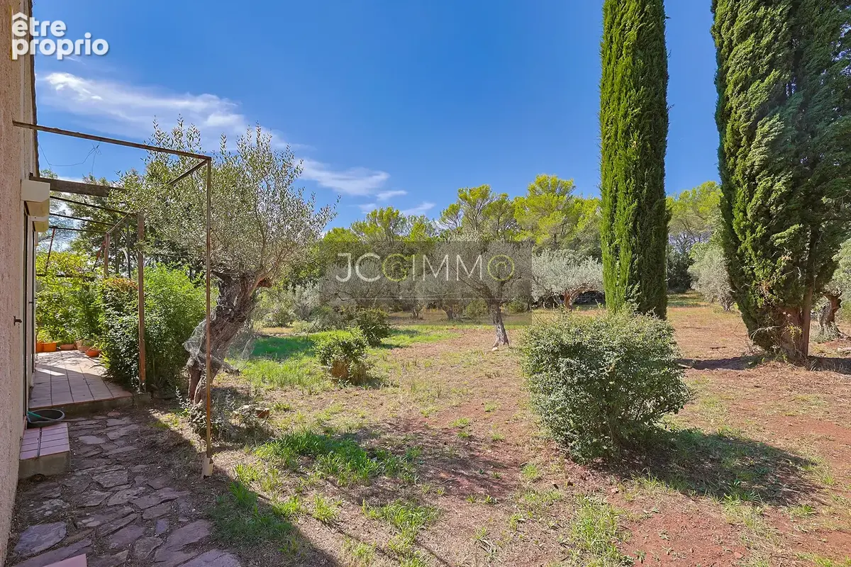 Villa T4 de plain-pied, 125m2 habitables sur 11 799m2 de terrain avec garage de 77m2. - photo 3