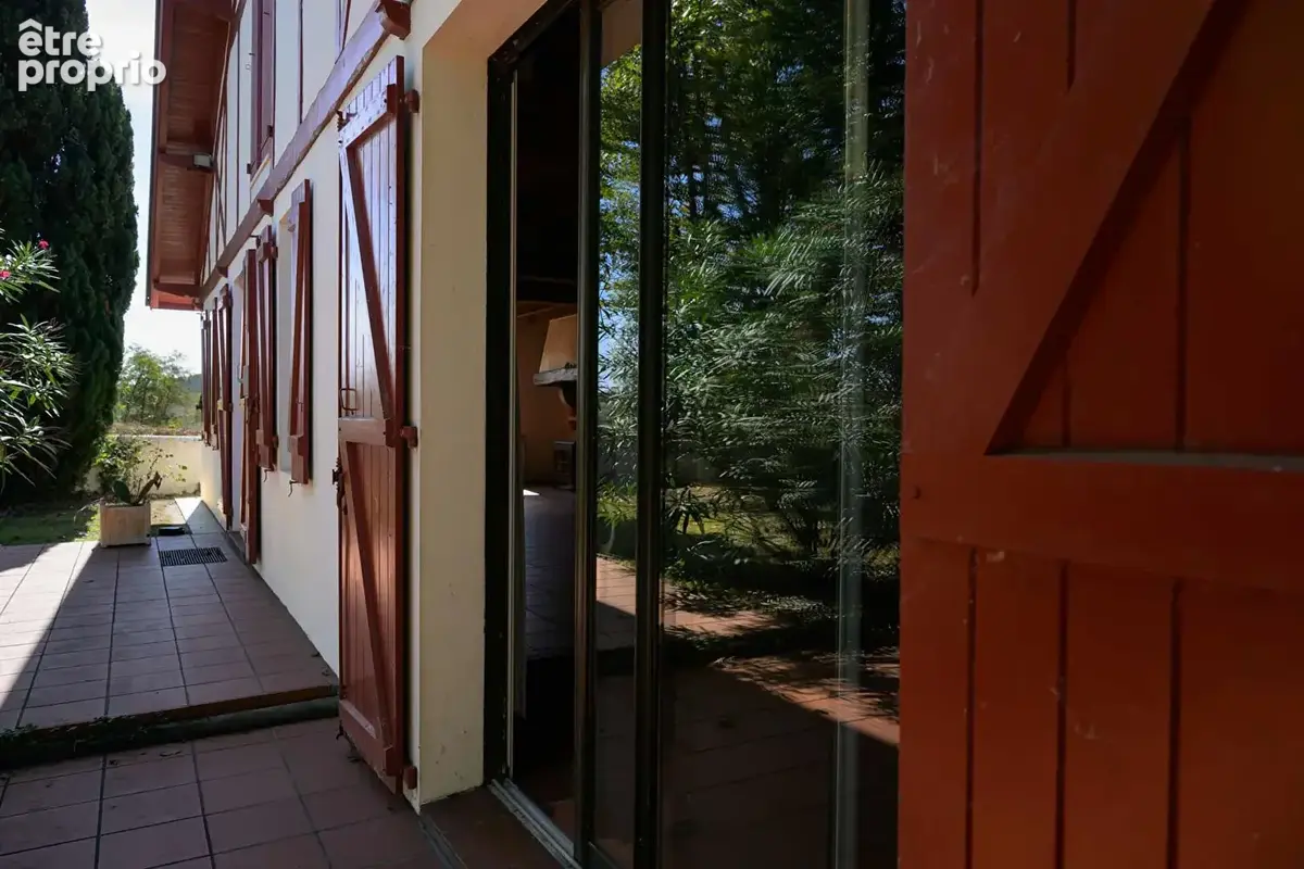 Une ferme de 1859, ses 4 600 m² de parc et sa piscine - photo 5